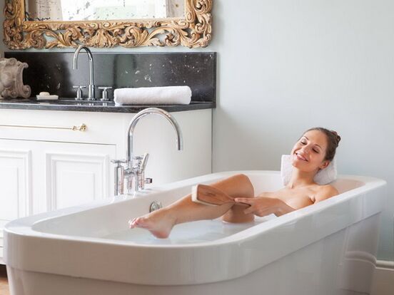 Om de huid te reinigen, moet u zich in warm water wassen